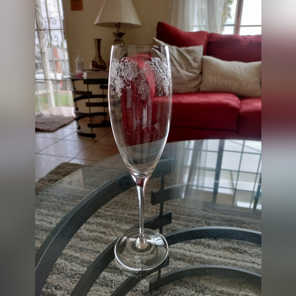 Jewelry.Look!!VTG. Beautiful Etched crystal Wine  glass ~Grapes Design~Clear.EIS